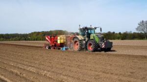 Ручна сівалка чи тракторна: як обрати технологію посіву для ферми